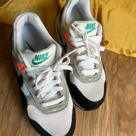 Nike White and Black Sneakers - Picture 7 of 9